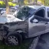 Gaziantep’te refüjdeki demirlere çarpan otomobilde 2 kişi yaralandı