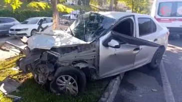Gaziantep’te refüjdeki demirlere çarpan otomobilde 2 kişi yaralandı