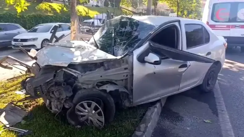 Gaziantep’te refüjdeki demirlere çarpan otomobilde 2 kişi yaralandı