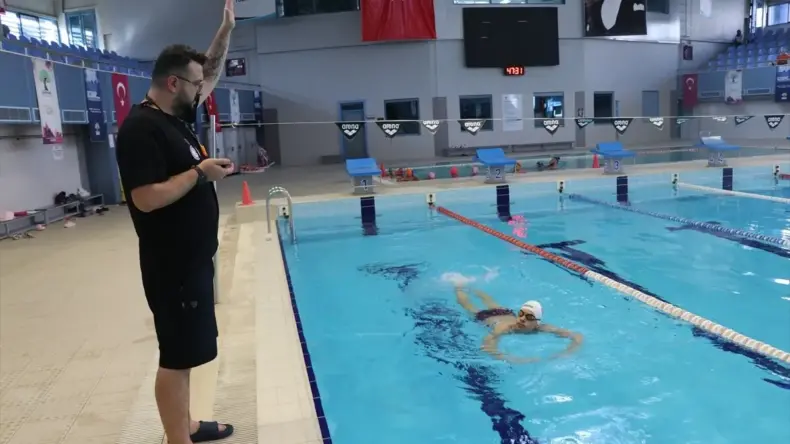 İşitme engelli milli yüzücü olimpiyatlarda “ses” getirmek istiyor