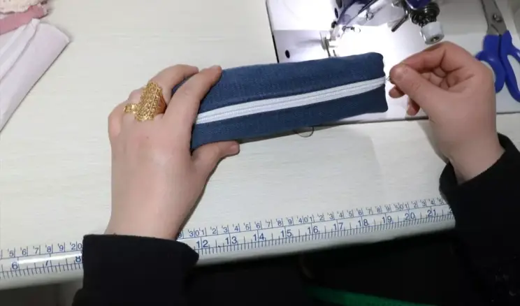 Atık tekstil ürünleri gönüllü kadınların elinde giyim eşyasına ve aksesuara dönüşüyor