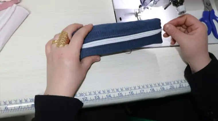 Atık tekstil ürünleri gönüllü kadınların elinde giyim eşyasına ve aksesuara dönüşüyor