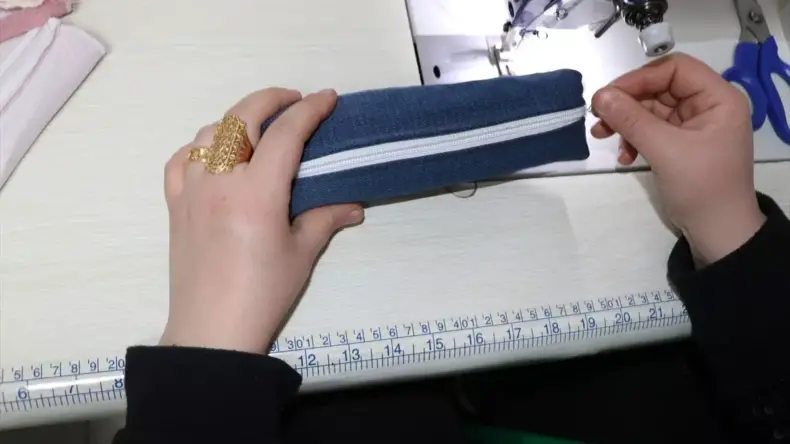 Atık tekstil ürünleri gönüllü kadınların elinde giyim eşyasına ve aksesuara dönüşüyor