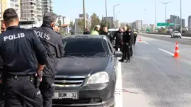 Adana’da otoyolda araç içinde sır ölüm: Başından tüfekle vurulmuş halde bulundu