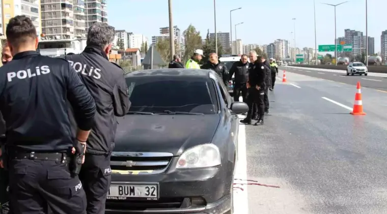 Adana’da otoyolda araç içinde sır ölüm: Başından tüfekle vurulmuş halde bulundu